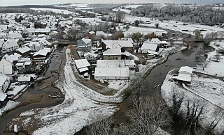 Der von Hochwasser betroffene Ortskern ist nun durch eine Sicherheitslinie geschützt. Der Dorfbach (links) schlängelt sich durch den Ort und wird für die Menschen zugänglich gestaltet. - WOL