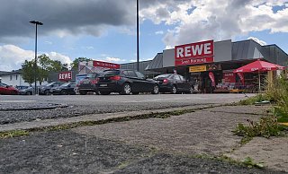 Der Rewe-Supermarkt an der Brunnenallee ist im Jahr 2016 überfallen worden. - Florian Weyand