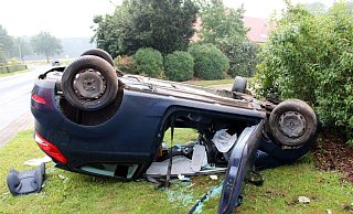 Der Fiesta überschlug sich und blieb auf dem Dach liegen. - Polizei Minden-Lübbecke