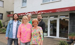 Feiern das 50. Jubiläum vom Studio 74 (v.l.n.r.): Michael Farchmin, Sandra Krekler, Hartmut und Angelika Farchmin sowie Samet Senol. - Claus Frickemeier Feiern das 50. Jubiläum vom Studio 74 (v.l.n.r.): Michael Farchmin, Sandra Krekler, Hartmut und Angelika Farchmin sowie Samet Senol. - Claus Frickemeier