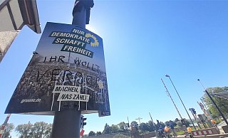 Doppelte Kommentierung, zuerst mit weißer Farbe, dann mit schwarzem Edding auf einem Grünen-Wahlplakat nahe der Weserbrücke in Höxter. - Simone Flörke