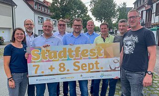 Jacqueline Hardt (v. l.), Bürgermeister Christian Carl, Kevin Wells, Friedbert Agethen, Fabian Wälter, Benedikt Striewe, Christian Beyerstedt, Tim Kuhnert und Dirk Bonefeld laden zum Stadtfest-Wochenende nach Bad Wünnenberg ein. - Stadt Bad Wünnenberg