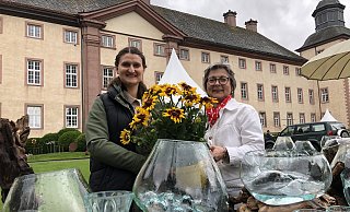 Charmaine Haid von Evergreen und die Kulturmanagerin Dorothee Feldmann freuen sich auf den Start des Gartenfests. - Felix Schwien