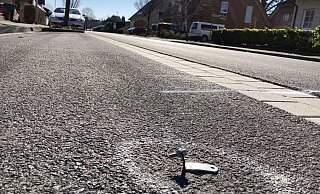 Die Unfallstelle in Oetinghausen: Die Ermittler haben die Spuren und Entfernungen mit Sprühfarbe eingezeichnet. - Jobst Lüdeking