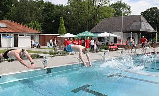 Mit einem beherzten Kopfsprung in due azurblauen Wellen eröffneten Vereinsvorsitzender Florian Craig, Bürgermeister Henning Vieker und DLRG-Pressewart Felix Gröting ganz offiziell die neue Waldfreibad-Saison. - Klaus Frensing