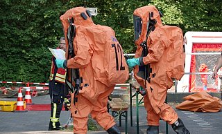ABC-Einsatz der Feuerwehr in Brackwede - es riecht nach Ammoniak. - Paul Brinkmann