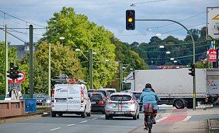 Eine "Protected Bike Lane" auf der Artur-Ladebeck-Straße soll es nicht geben, zwischen Bethel und der Einmündung Hauptstraße aber einen verbreiterten Radweg. Dafür wird je Richtung ein Auto-Fahrstreifen eingezogen. Jetzt lebt die Debatte erneut auf. - Foto: Andreas Zobe/NW