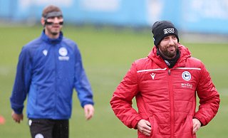 Arminia-Trainer Mitch Kniat (r.) muss vor dem Duell mit dem Erzrivalen Preußen Münster einige schwierige Personalentscheidungen treffen. - Oliver Krato