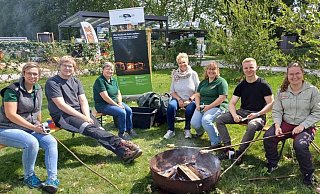 Das Team vom WPZ Weserbergland zeigte, wie Outdoorkochen funktioniert: (von links) Anika Meyer (Hauswirtschafterin), Jonas Ropella (FÖJler), Annette Rasche (Hauswirtschafterin), Andrea Kamrowski (angehende Waldpädagogin), Sarah Teuber (Hauswirtschafterin), Max Schmidtke (FÖJler) und Theresa Hofacker (Leiterin WildparkHaus). - Landesforsten