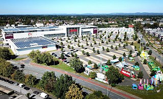 Porta will die Bauten im Winkel von Friedrich-Ebert-Straße (links) und Holzstraße in Gütersloh entlang der Straßenkanten hochziehen. Der Blick aufs Möbelhaus bliebe frei. - Andreas Frücht