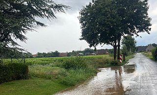 In Möllbergen laufen die Wassermassen eine Straße entlang. - Jörg Wehling