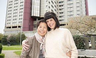 Zwei, die sich gut verstehen und viel fürs Klinikum Bielefeld leisten: Jennifer Ebreo und ihre Mutter Teresita Ebreo. - Jörg Dieckmann - wwww.dieckmann-fotodesign.de Zwei, die sich gut verstehen und viel fürs Klinikum Bielefeld leisten: Jennifer Ebreo und ihre Mutter Teresita Ebreo. - Jörg Dieckmann - wwww.dieckmann-fotodesign.de