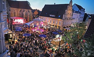 Der Neue Markt war zum diesjährigen Hoeker-Fest gut besucht. - Frank-Michael Kiel-Steinkamp
