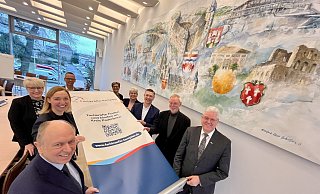 Um Arbeitskräfte kämpfen wollen im Kreis Paderborn Landrat Christoph Rüther (vorne, gegen den Uhrzeigersinn), Delbrücks Bürgermeister Werner Peitz,. Heinz Thiele (Agentur für Arbeit), Jürgen Behlke (IHK), Barbara Schäfer (Jobcenter), Annette Stratmann (Arbeitgeberverband), Aloys Buschkühl (Kreishandwerkerschaft), Annette Mühlenhoff (Kreis Paderborn) und Melanie Cramer (Arbeitgeberverband). - Jens Reddeker Um Arbeitskräfte kämpfen wollen im Kreis Paderborn Landrat Christoph Rüther (vorne, gegen den Uhrzeigersinn), Delbrücks Bürgermeister Werner Peitz,. Heinz Thiele (Agentur für Arbeit), Jürgen Behlke (IHK), Barbara Schäfer (Jobcenter), Annette Stratmann (Arbeitgeberverband), Aloys Buschkühl (Kreishandwerkerschaft), Annette Mühlenhoff (Kreis Paderborn) und Melanie Cramer (Arbeitgeberverband). - Jens Reddeker