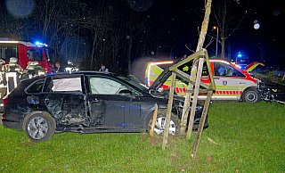 Beim Zusammenstoß eines Notarztfahrzeugs, das einsatzmäßig unterwegs war, mit einem VW Golf in Büren werden zwei Personen verletzt. - Ralph Meyer