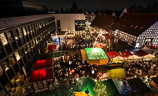 Viele Besucher fanden jedes Jahr den Weg zum Weihnachtsmarkt, der von Ehrenamtlichen auf dem Rathausplatz organisiert wird. - Privat