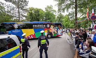 Vor der Einfahrt zum Parkhotel in Bad Lippspringe wird der Teambus von 300 Schaulustigen begrüßt. - Niklas Tüns
