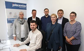 Barbara Schäfer (Geschäftsführerin Jobcenter Kreis Paderborn), Bürgermeister Ulrich Berger, Jan Stalling, Manuela Schlegel, Helmut Vonnahme und Silvia Meltzer (hinten v. l.) sowie Talha Canaslan bei der Eröffnung des neuen Jobcenters. - Johannes Büttner Barbara Schäfer (Geschäftsführerin Jobcenter Kreis Paderborn), Bürgermeister Ulrich Berger, Jan Stalling, Manuela Schlegel, Helmut Vonnahme und Silvia Meltzer (hinten v. l.) sowie Talha Canaslan bei der Eröffnung des neuen Jobcenters. - Johannes Büttner