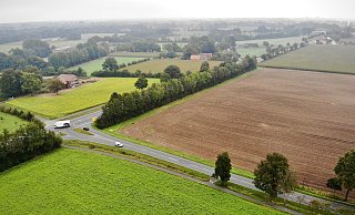 Das Luftbild zeigt im Vordergrund die Grubebachstaße, links verläuft die B64 zwischen Delbrück und Rietberg. - Jens Reddeker