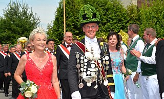 Das Schützenkönigspaar Silke und Jürgen Böker genießt die ausgelassene Stimmung im Ort. - Thomas Kube