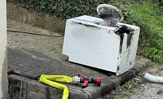 Die Feuerwehrleute haben den defekten Wäschtrockner ins Freie getragen. - Feuerwehr Höxter