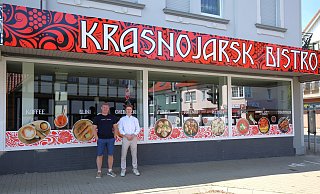 Alexander (v. l.) und Maxim Pfeifer eröffnen mit dem Café und Bistro "Krasnojarsk" einen Familienbetrieb, der sich am Bedarf der Preußisch Oldendorfer orientieren soll. - Ilka Gülker