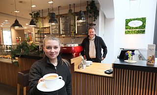 Store-Managerin Cara Griffin und Duke&Earl-Chef Ulrich Stecker freuen sich darauf, im Klingenthal-Café selbst gerösteten Kaffee für die Gäste aufzubrühen. - Frank-Michael Kiel-Steinkamp
