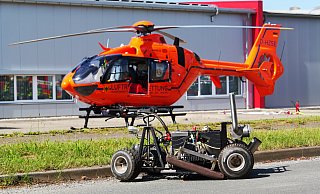 Der 56-Jährige wird nach dem Unfall mit dem Rettunsghubschrauber Christoph 13 in eine Spezialklinik geflogen. - Ralph Meyer