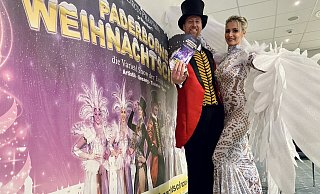 Lars (l.) und Sabrina Wasserthal erzählen im Paderborner Weihnachtszirkus die Geschichte von Ebenezer Scrooge in einer kindgerechten Version, die in Paderborn spielt, eingebettet in einem Musical. - Phyllis Frieling