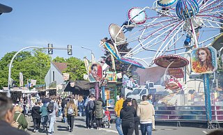 Bereits am ersten Nachmittag füllten sich die Straßen der Bünder Innenstadt zum Frühlingsfest. - Joel Beinke