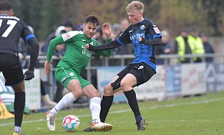 Samy Benmbarek nimmt es im Hinspiel mit dem Paderborner Marlon Lakämper (r.) auf. Vor dem Rückspiel hat der Gütersloher Rechtsverteidiger doppelten Ansporn, hinten dicht zu machen und dadurch das letzte Heimspiel zu gewinnen. - Jens Dünhölter