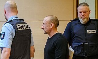 Der Täter wird abgeführt. - Andreas Zobe