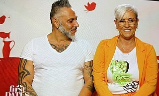 Silvi aus Versmold lernt in der bekannten VOX-Dating Doku "First Dates" Luciano aus Gevelsberg beim Dinner kennen. - Screenshot/VOX "First Dates - ein Tisch für zwei"