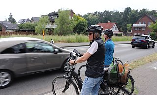 Obacht geben muss, wer die Neuenkirchener Straße überqueren will. Würde die zulässige Höchstgeschwindikeiten auf 30 km/h reduziert, wäre das sicherer möglich, heißt es in einem Bürgerantrag. - Marion Pokorra-Brockschmidt