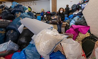 Innerhalb einer Woche sind in der Ukraine zahlreiche Sachspenden angekommen, die angenommen und sortiert werden müssen, um sie den Bedürftigen zu geben. - picture alliance/dpa