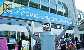 Ein als Bender aus der Fernsehserie Futurama verkleideter Cosplayer posiert vor dem Kongresszentrum während der San Diego Comic-Con. - Chris Delmas / AFP