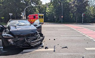 Der schwarze Volvo krachte frontal in die Seite eines silbernen Volvos. MT-Foto: - Janina Schrader