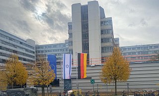 Eine Frau soll eine Fahne auf dem Uni-Hauptgebäude mit roter Farbe besprüht haben. Diese Flagge hier wurde ebenfalls im unteren Teil mit Farbe getroffen. - privat