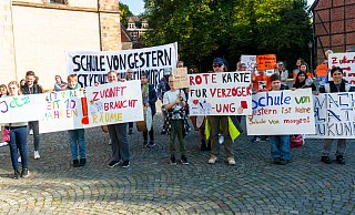Vor Beginn der Ratssitzung unterstreichen Schülerinnen und Schüler der Geschwister-Scholl-Realschule ihren Wunsch nach einer modernen Schule mit Trommeln und Plakaten. - Ralf Bittner