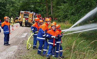Mit großem Eifer und viel Wasser bekämpfen die Nachwuchslöscher einen angenommenen Waldbrand in der Senne. - Ralph Meyer