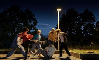 In dieser gestellten Szene wird ein am Boden liegender Jugendlicher von einer Gruppe Jugendlicher getreten. Die Gewalt- und Straftaten einer Gruppe Jugendlicher sind auch in Bad Oeynhausen ein Problem. - Symbolbild: CHRISTOF SCHUERPF/picture alliance