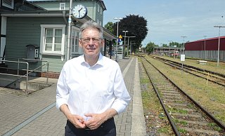 Auch Achim Post nutzte einst den Bahnhof Rahden, um von Gleis 1 per Eilzug nach Bremen zu fahren. Die Deutsche Bahn müse sich von Phantasiestrecken wie Bielefeld-Hannover verabschieden und wieder in die Fläche zurückkehren, fordert der SPD-Bundespolitiker. - Joern Spreen-Ledebur Auch Achim Post nutzte einst den Bahnhof Rahden, um von Gleis 1 per Eilzug nach Bremen zu fahren. Die Deutsche Bahn müse sich von Phantasiestrecken wie Bielefeld-Hannover verabschieden und wieder in die Fläche zurückkehren, fordert der SPD-Bundespolitiker. - Joern Spreen-Ledebur