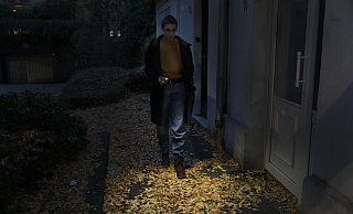 Viele Herforder fühlen sich unsicher, wenn sie nachts, wie in dieser nachgestellten Szene, bei ausgeschalteten Straßenlaternen im Dunkeln unterwegs sind. - Frank-Michael Kiel-Steinkamp