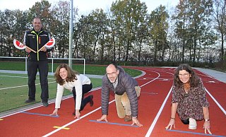 Antrittsschnell und spurtstark: die Vorsitzende des Ausschusses für Familie, Jugend, Sport und Kultur, Sabine Willeke, Bürgermeister Christian Carl und Schulleiterin Irmhild Jakobi-Reike, probieren die neue Tartanbahn gleich mal aus. - Johannes Büttner
