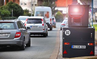 Noch nie haben die klobigen Anhänger-Blitzer mehr Tempoverstöße in Bielefeld erfasst wie 2021 - Rekord. - Sarah Jonek