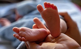 Eine Frau hat am Freitagabend ihr Baby im Auo auf der B1 in Paderborn entbunden. - Pixabay/ Thorsten Frenzel