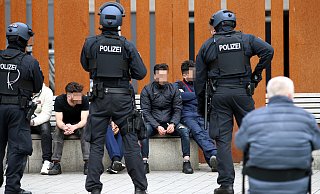 Zahlreiche Polizisten rückten Ende April zur Berliner Straße am Rathaus aus und stürmten einen Kiosk. - Patrick Menzel