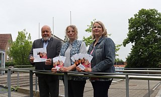 Bürgermeister Rüdiger Meier, Jugendreferentin Tina Obermeier und Christine Schmidt von der Gemeinde Kirchlengern präsentieren das Programm für die Ferienspiele. Angebote gibt es in den Bereichen Kunst, Musik und Sport. - Jenny Westhues