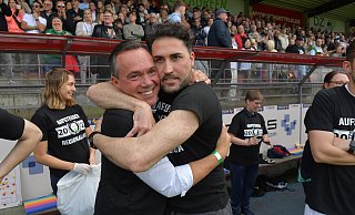 Hauptsponsor Thomas Hagedorn (l.) und FC Gütersloh-Trainer Julian Hesse feiern den Aufstieg. In der nächsten Saison spielt der FCG in der Regionalliga West. - Jens Dünhölter