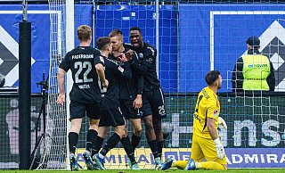 Filip Bilbija (Mitte) wird nach seinem Ausgleichstreffer zum 1:1 gefeiert. HSV-Keeper Daniel Heuer-Fernandes (rechts) konnte gegen den Linksschuss des SCP-Angreifers nichts ausrichten. - IMAGO/Eibner